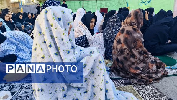 نماز جماعت باران در آموزشگاه شهید فتحی‌پور ناحیه یک شهرستان بهارستان