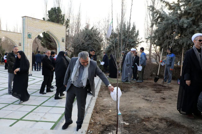 آیین گلباران مزار شهدا و غرس نهال به یاد شهدا در دانشگاه آزاد واحد کرج