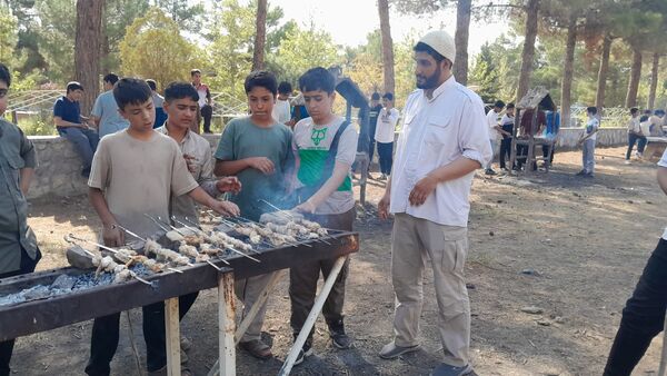 خودکفایی در آشپزی؛ دانش‌آموزان جوجه را از زغال تا سفره رساندند