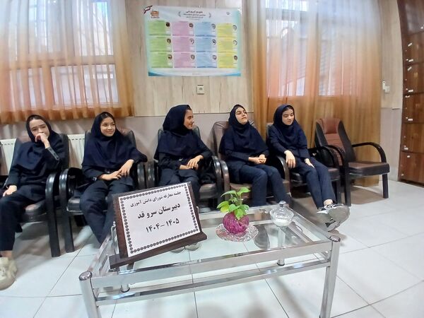 جلسه معارفه اعضای برگزیده شورای دانش آموزی دبیرستان میرزا جعفر سروقد 