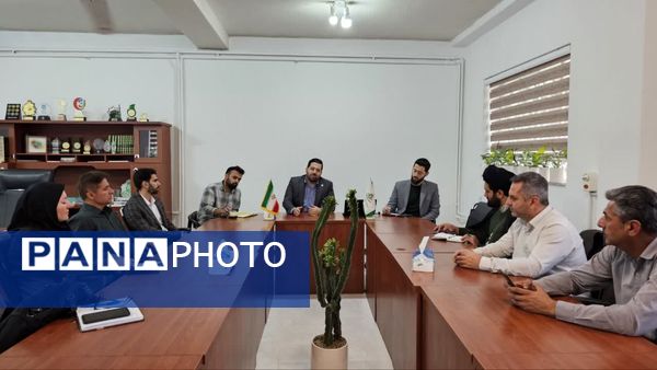 جلسه هم‌اندیشی رئیس سازمان دانش‌آموزی استان با مدیران مدرسه