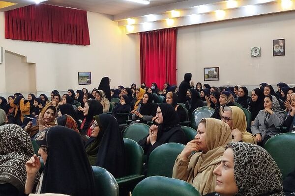 هنرنمایی دانش‌آموزان مدارس ناحیه دو شهرری در جشن میلاد حضرت فاطمه (س)