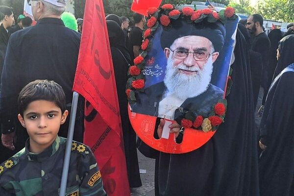 فریاد نسل نو در سوگ رهبر؛ مشقِ وفاداری در قابِ تشییع 