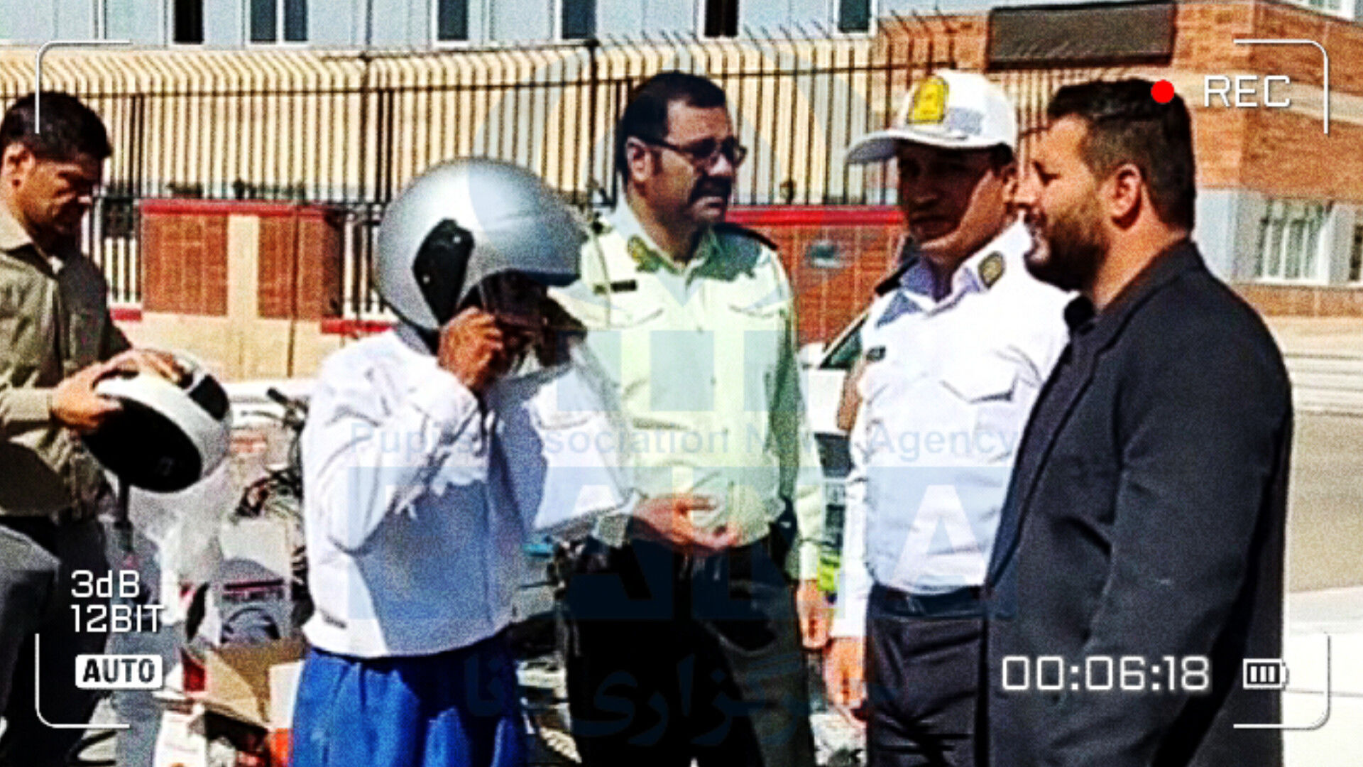 اهدای کلاه ایمنی به موتورسواران بدون کلاه در دهگلان به مناسبت هفته نیروی انتظامی