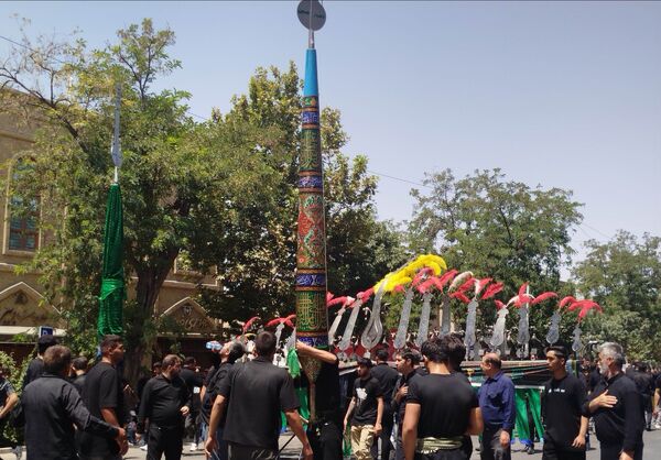 عزاداری ظهر  عاشورا در خیابان‌های شهر نیشابور 