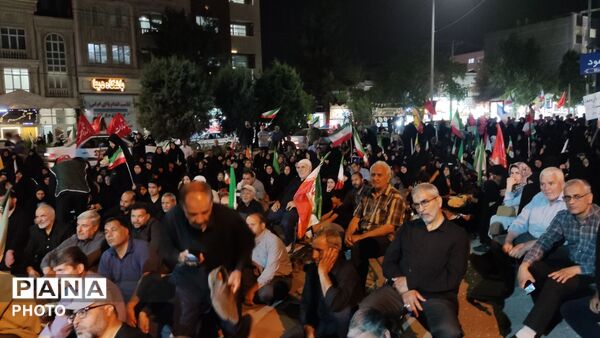  حضور گسترده مردم در اجتماع شبانه بلوار فضل