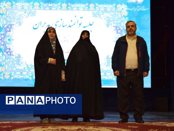 نشست توانمندسازی مدیران منطقه ۱۴ با محوریت مدیریت مدرسه‌محور و تحول آموزشی