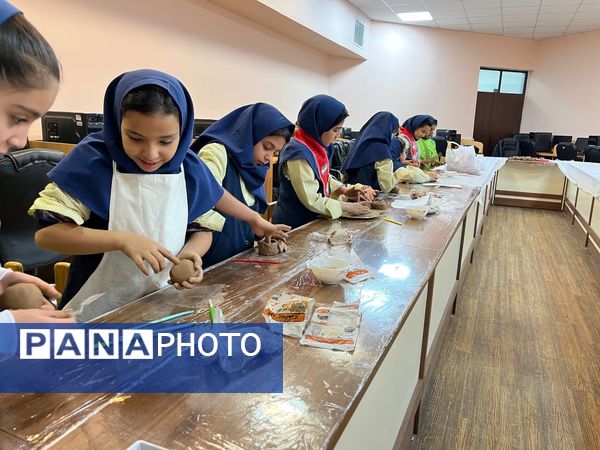 شکوفایی استعدادهای هنری دانش آموزان پایه چهارم دبستان آرمینه مصلی نژاد