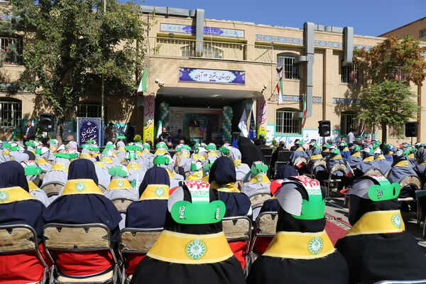 جشن عاطفه‌ها در دبیرستان ۱۳ آبان تبریز