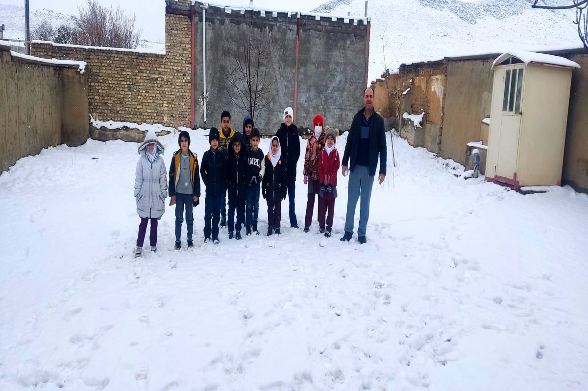 برف‌بازی و خوشحالی کودکان زاغه شهرستان خرم‌آباد در وسط زمستان