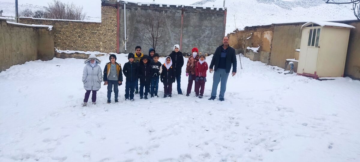 برف‌بازی و خوشحالی کودکان زاغه شهرستان خرم‌آباد در وسط زمستان