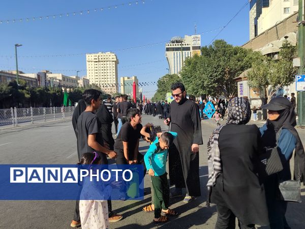  برپایی موکب‌های خدمات‌رسانی در مشهد مقدس برای جاماندگان اربعین حسینی 