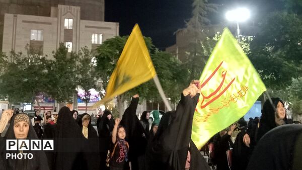 تجمع مردم شهر فردوسیه در دهه امامت در کنار شهدای گمنام