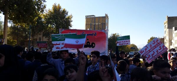 روز ۱۳ آبان: درخششی دیگر در تاریخ شهرستان سلسله با راهپیمایی دانش‌آموزان و مردم