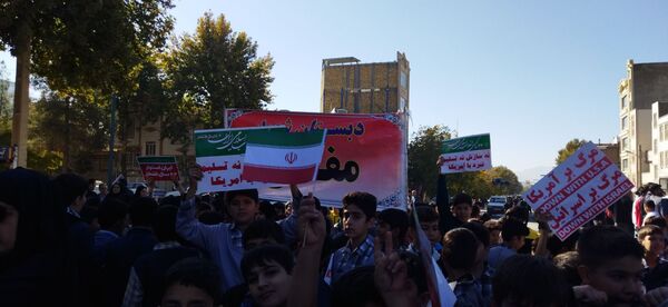 روز ۱۳ آبان: درخششی دیگر در تاریخ شهرستان سلسله با راهپیمایی دانش‌آموزان و مردم