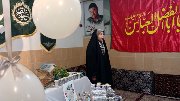 تقدیر دانش‌آموزان فعال فرهنگی‌هنری از مادرانشان با همکاری مربی در محمدشهر کرج