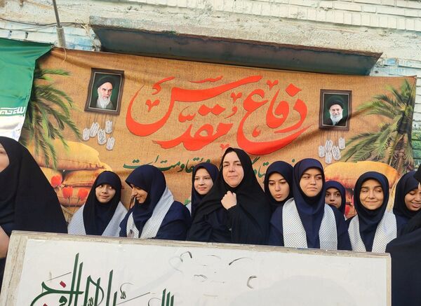 مراسم اعطای حکم و نشان فرماندهی بسیج دانش آموزی دبیرستان شاهد تکتم ناحیه۳