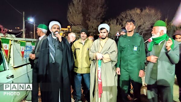 زن و مرد و پیر و جوان این شب ها در اجتماعات خیابانی شهر بار 