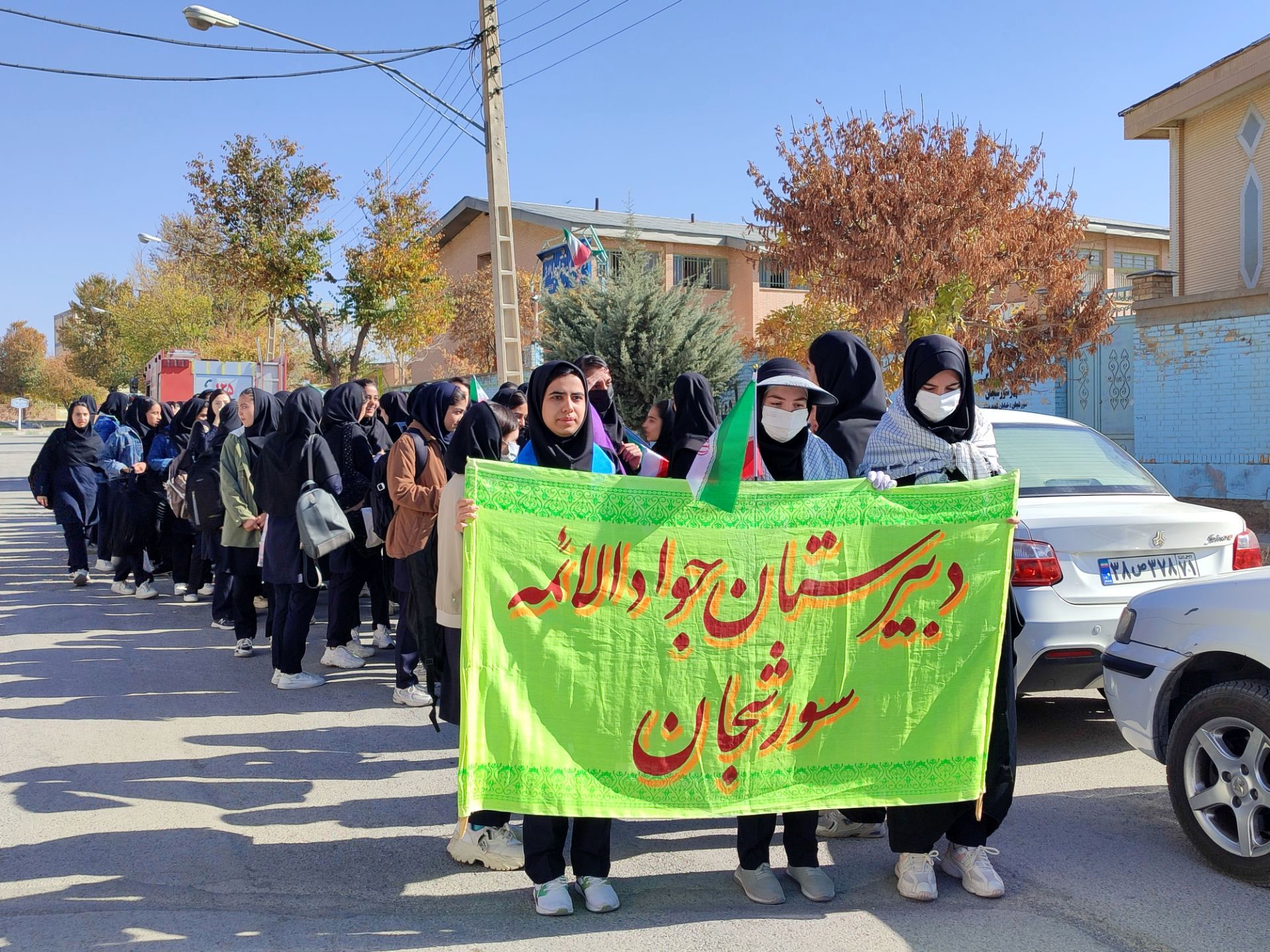 حضور گسترده دانش آموزان سورشجان در راهپیمایی ۱۳ آبان؛ فریاد ایستادگی در برابر استکبار جهانی