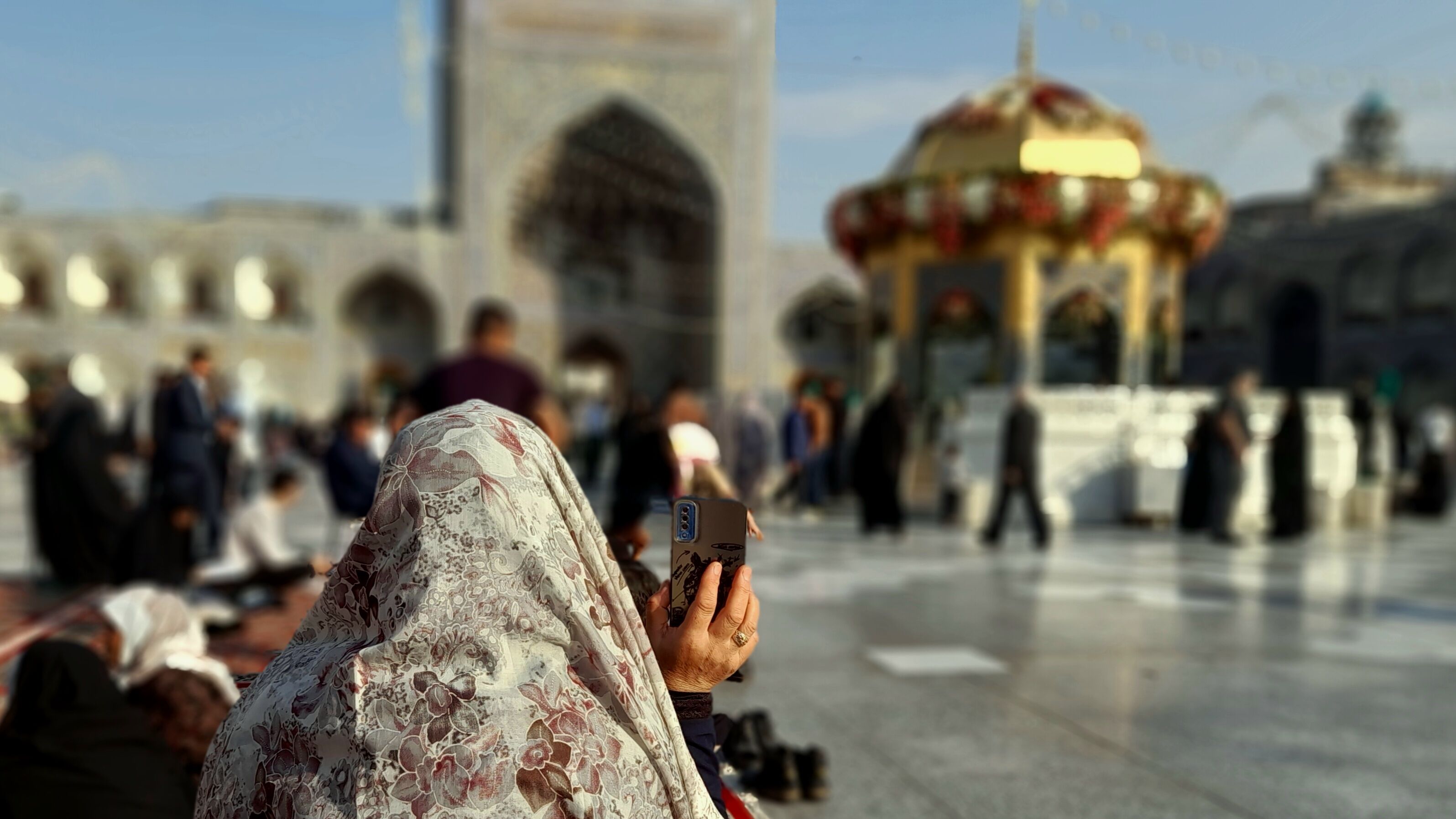 حرم نورانی و دل‌های مشتاق در کنار امام رضا (ع)