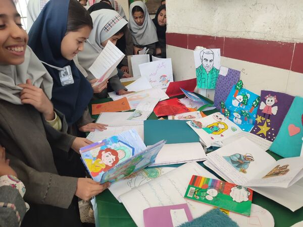 ساخت کتابچه‌های دست‌ساز در دبستان شهید نجفی فدافن