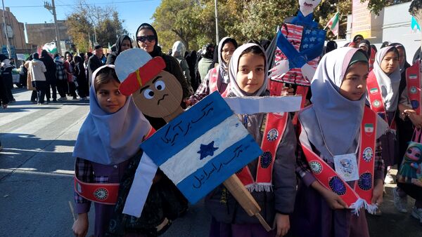 راهپیمایی 13 آبان با حضور حداکثری دانش آموزان در شهرستان نیشابور 