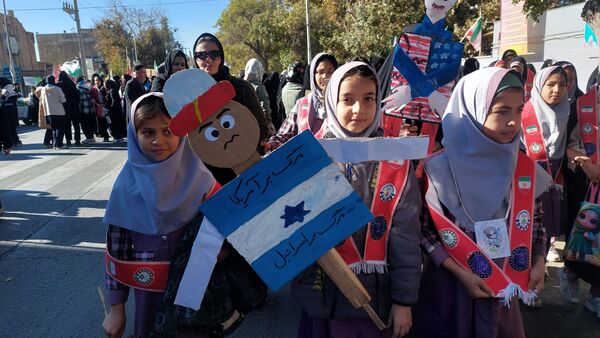 راهپیمایی 13 آبان با حضور حداکثری دانش آموزان در شهرستان نیشابور 