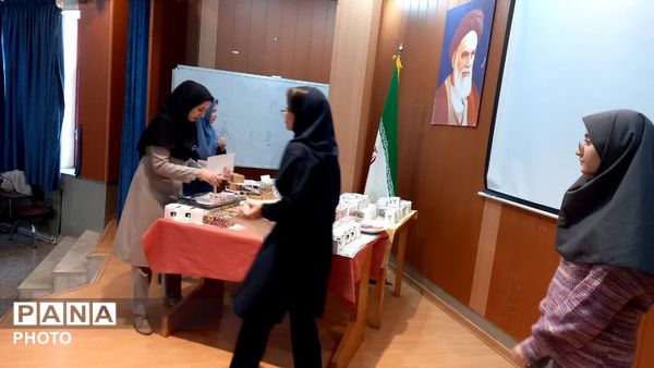 تقدیر از دانش آموزان برتر آموزشی وتربیتی دردبیرستان دوره اول آرمینه مصلی نژاد ناحیه ۶