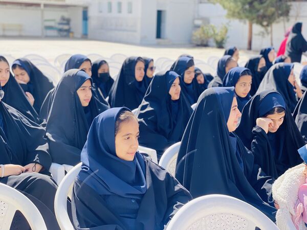 نواختن زنگ جشن نیکوکاری در دبستان زینب قهرمانی مه ولات