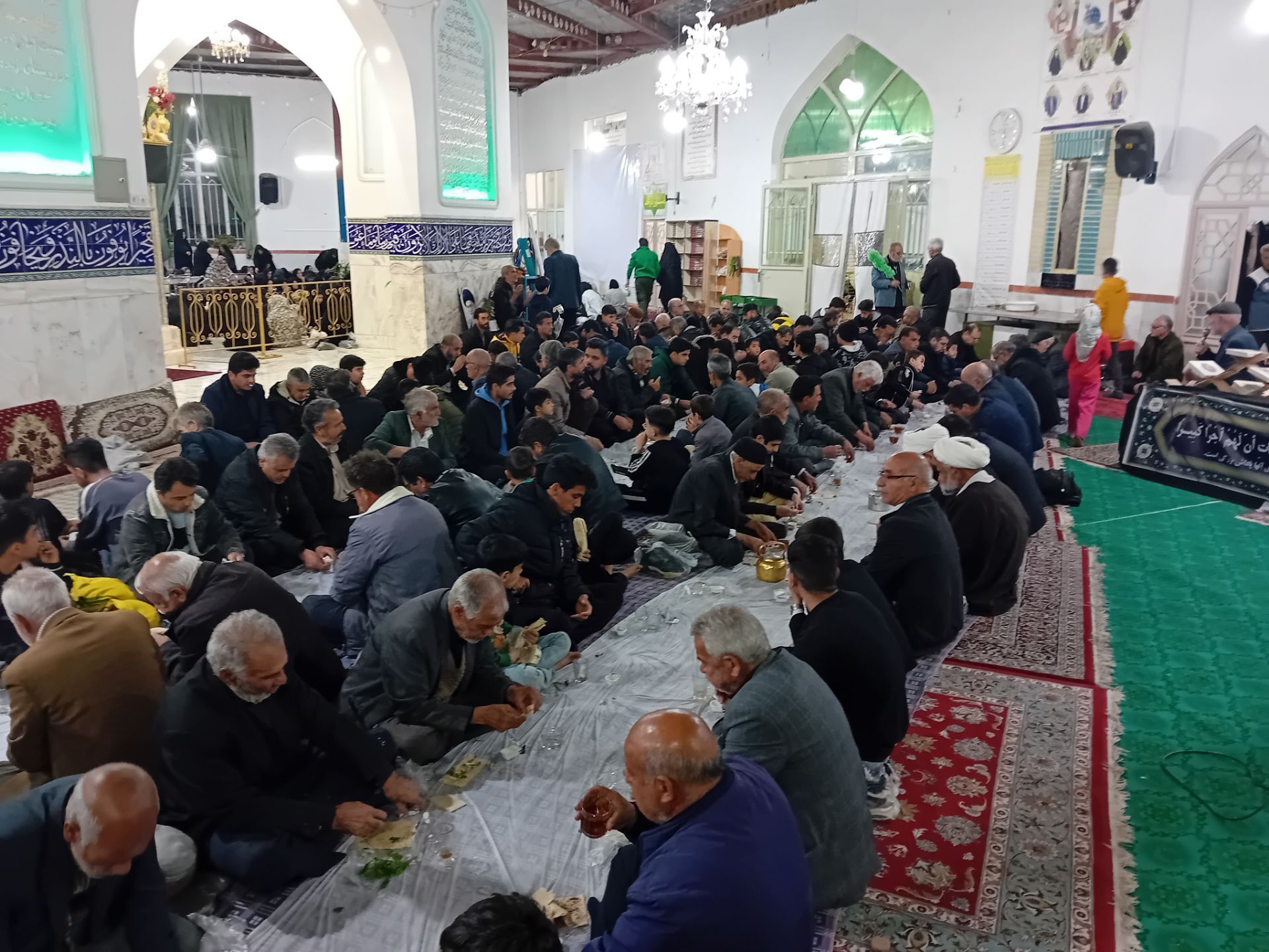 فضای امامزاده سیدمحمد (ع)پر از عطر وبوی همدلی درکنار سفره متبرک افطاری