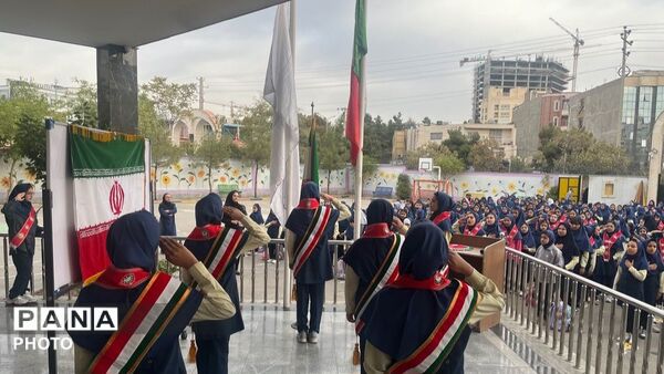 ادای احترام افتخارآمیز دانش‌آموزان آرمینه مصلی‌نژاد به رهبرشهید