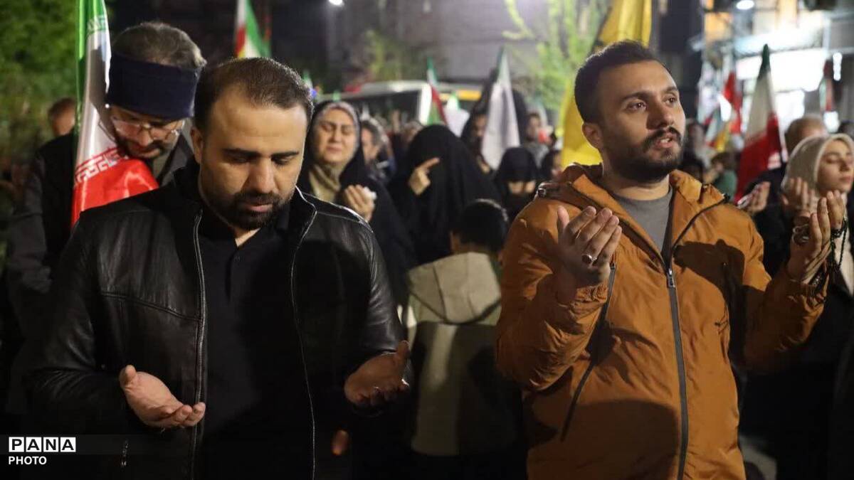 برای کشورمان ایران در خیابان می‌مانیم