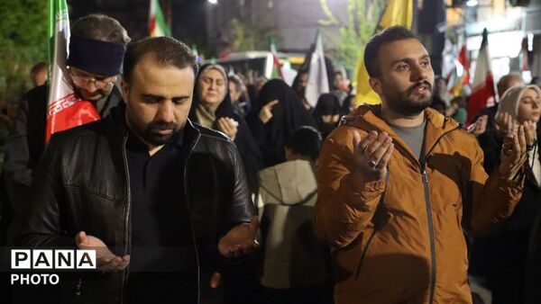 برای کشورمان ایران در خیابان می‌مانیم