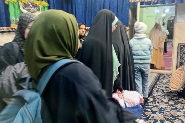 ورود دانش‌ آموزان دختر ناحیه دو شهرری به مراسم معنوی اعتکاف 