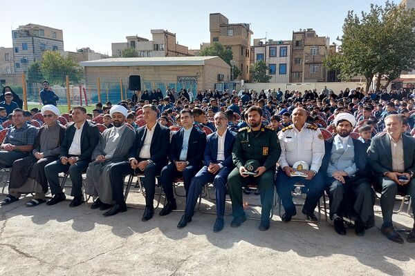 نواختن زنگ بازگشایی مدارس در دبستان علی بن ابیطالب(ع) باقرشهر