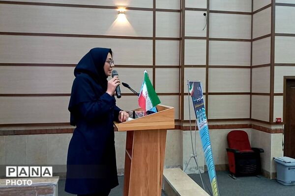 آیین «نشان سمپاد» ویژه دانش‌آموزان ورودی جدید پایه هفتم و دهم دانش‌آموزان فرزانگان شهرستان قدس در سالن گل نراقی