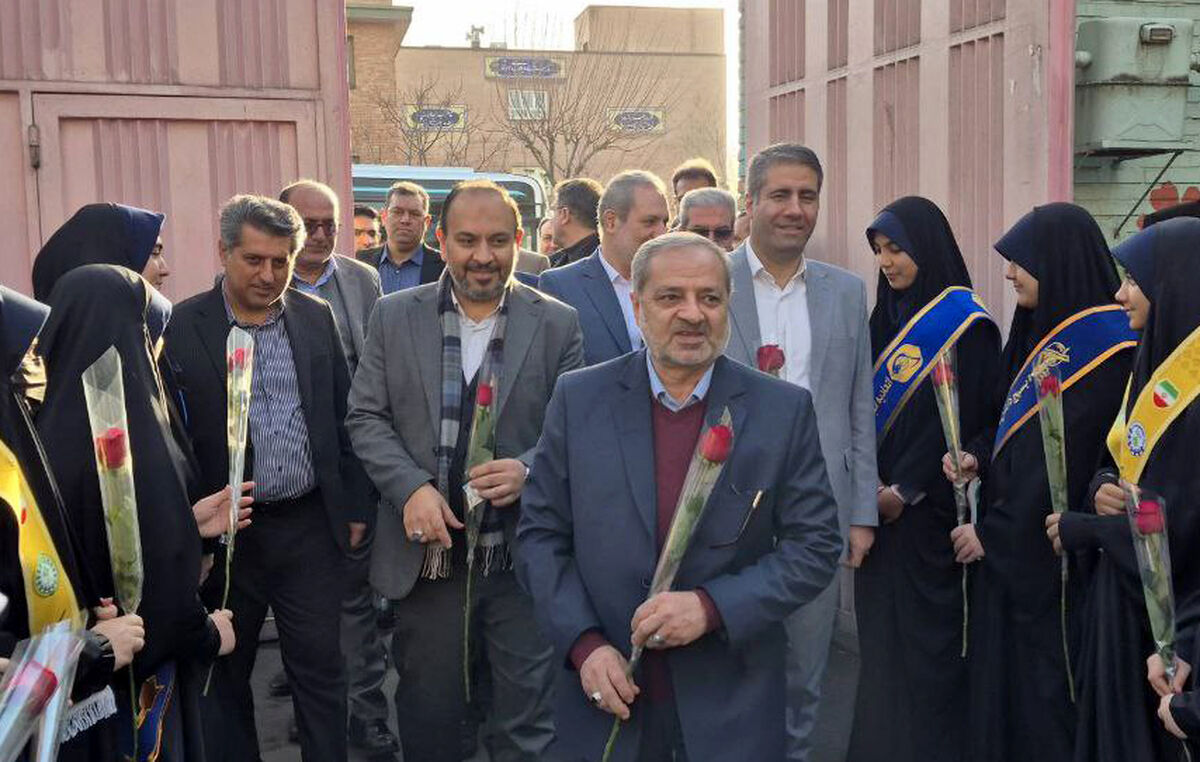  آیین نواختن زنگ انقلاب آغاز شد
