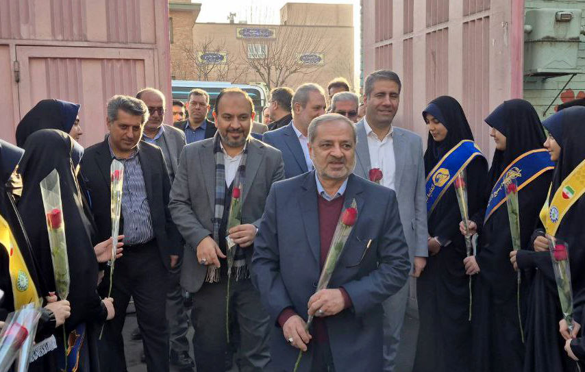  آیین نواختن زنگ انقلاب آغاز شد

