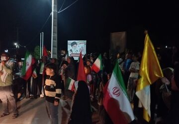 مردم شهر شمیل بندرعباس برای حمایت از نیروهای مسلح در جنگ رمضان راهپیمایی کردند
