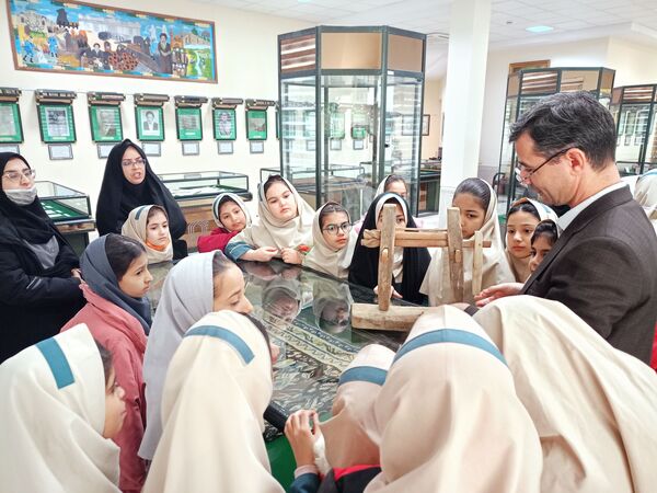 غبارروبی مزار شهدا توسط دانش‌آموزان دبستان سمیه
