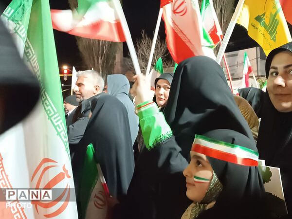 حضور دانش‌آموزان و نوجوانان در راهپیمایی شبانه اردبیل