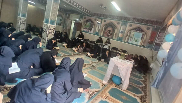 دورهمی دانش‌آموزان مدرسه حضرت رقیه(س) روستای صرم در ضیافت افطاری