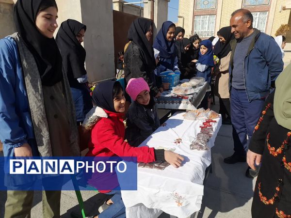 برپایی بازارچه مدرسه‌ای به‌مناسبت دهه فجر در آموزشگاه دخترانه شهید حسن زاده خانلق