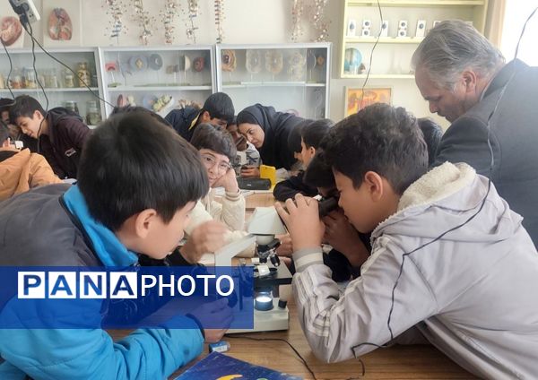بازدید دانش آموزان مدرسه شهید عامری از پژوهش سرای شهید کاظم نژاد