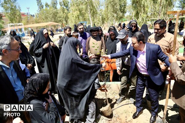آیین کاشت 168 نهال به یاد دانش‌آموزان شهید میناب در اردوگاه 15خرداد قم
