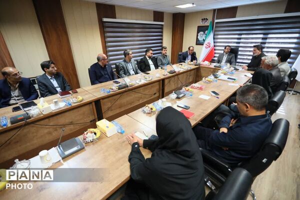 حضور استاندار همدان در کنار اعضای بهزیستی