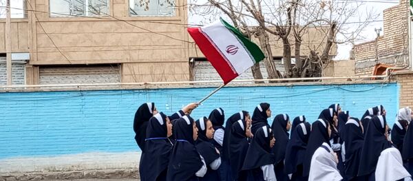  اجرای سرود همگانی (ایرانمون) توسط دانش آموزان مدرسه ناهید نخودی 