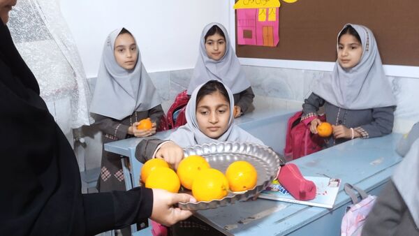 یلدای مهربانی با طعم پرتقال در دبستان شهید نجفی فدافن