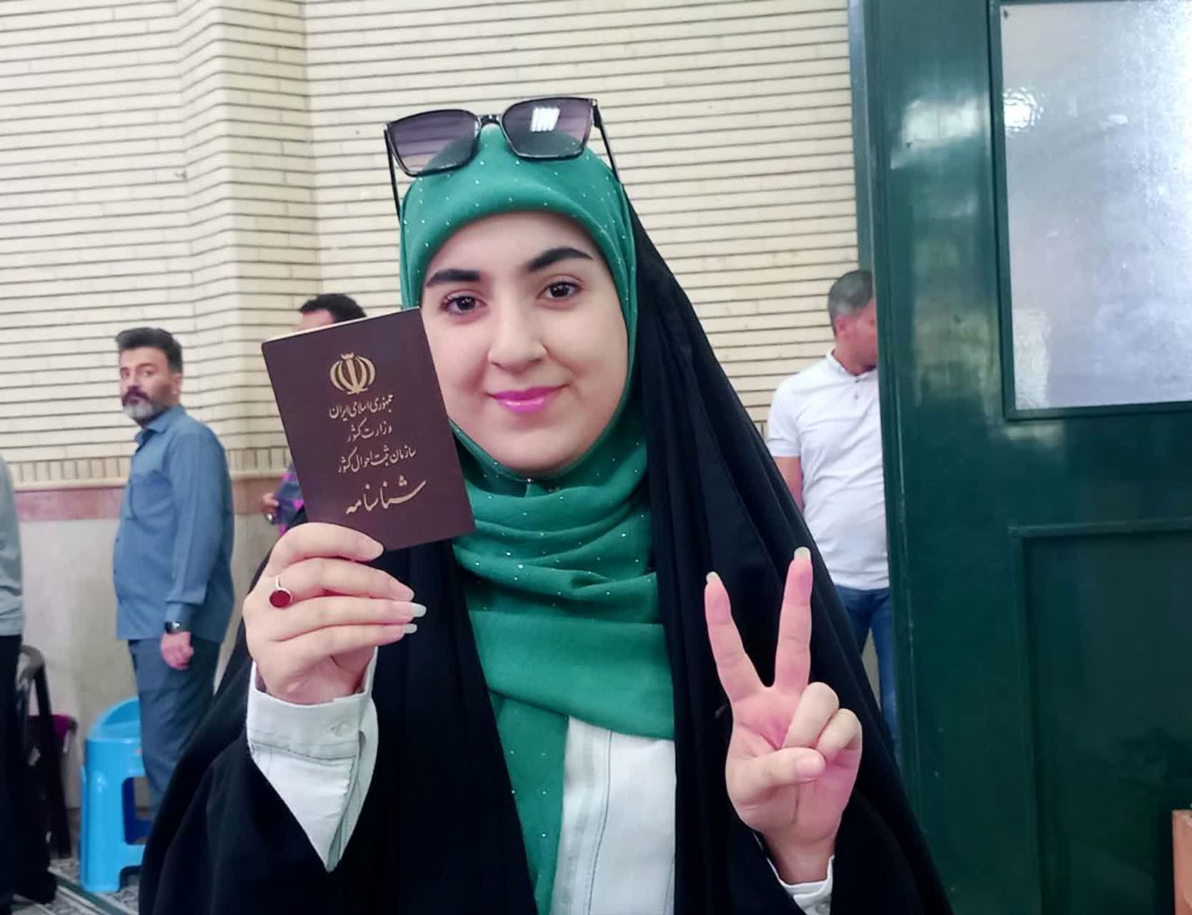 حضور مسئولان و مردم انقلابی شهرستان ملارد در پای صندوق‌های رأی