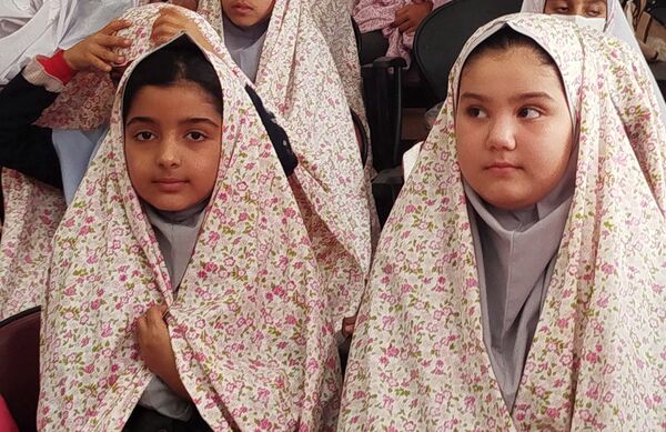 جشن عبادت دانش‌آموزان دختر در کانون فرهنگی تربیتی عاطفه شهرستان کاشمر 